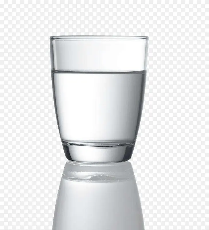 一只装有热水的玻璃杯