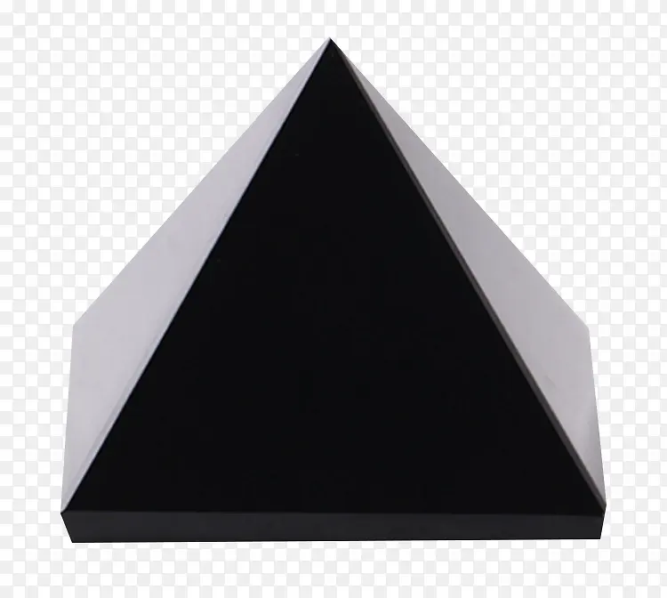 黑色黑曜石金字塔