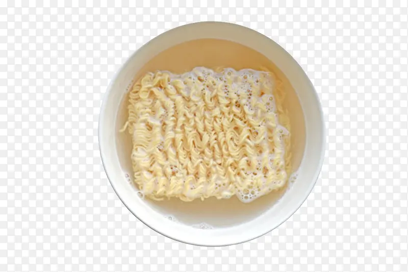 塑料碗里的清汤方便面实物