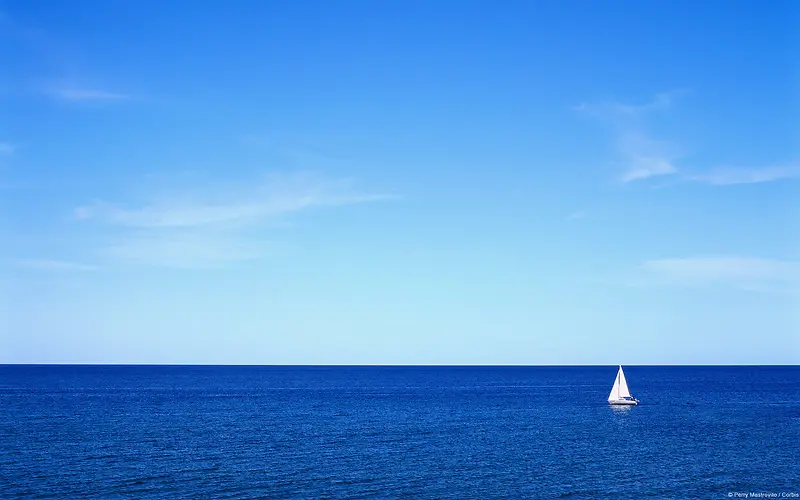 平静海面上的帆船海报背景