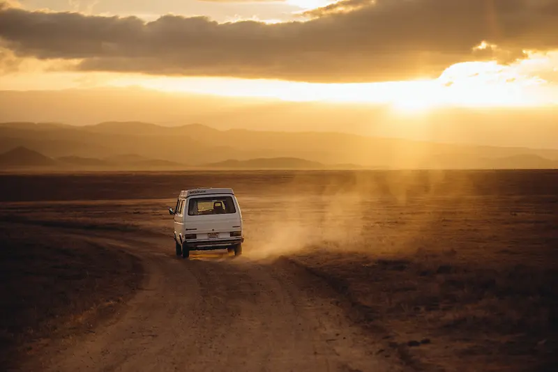 夕阳沙漠道路轿车
