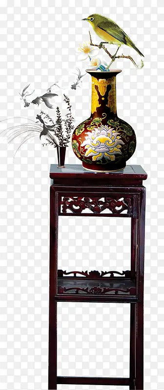 中国风木桌上的花瓶