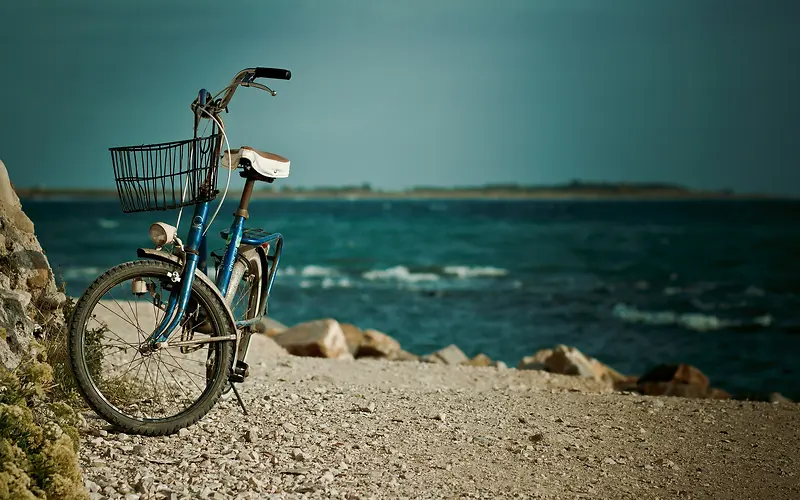 单车旅行海边沙滩