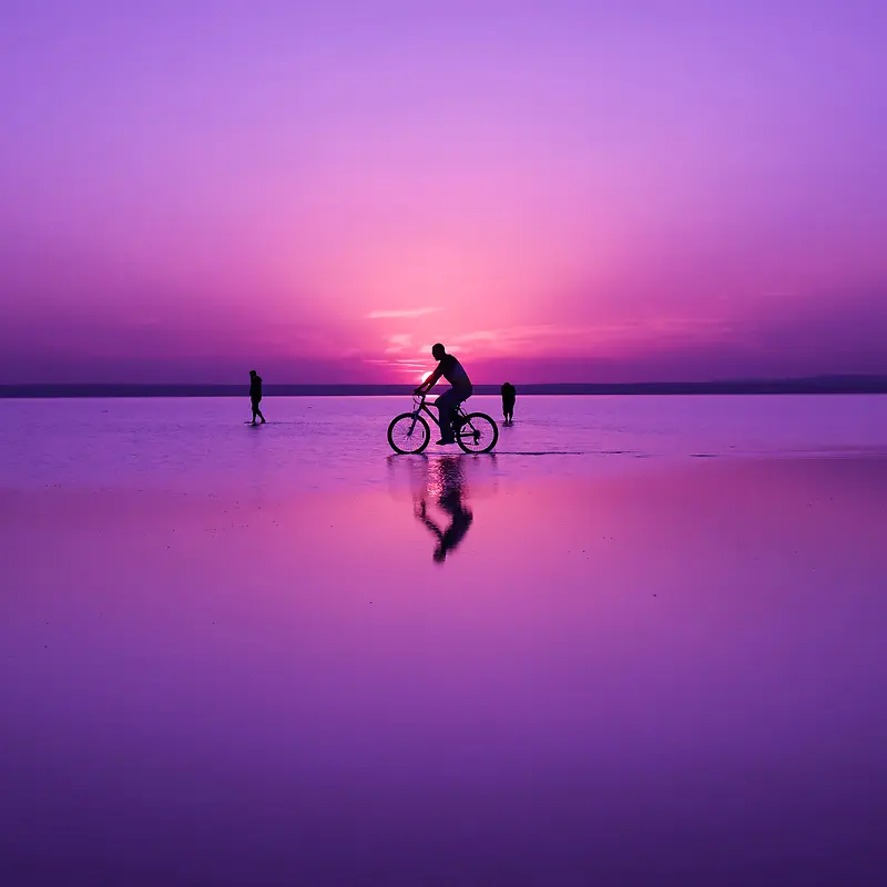 紫色梦幻海面沙滩