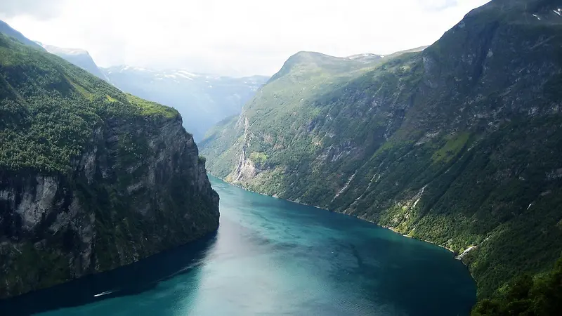 蓝天白云青色山峰海水