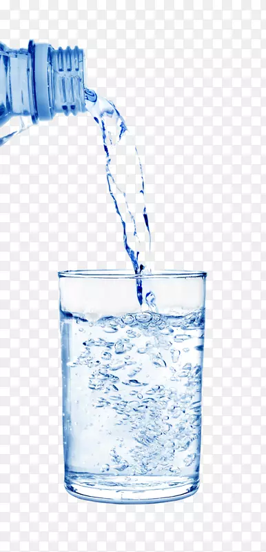 水玻璃杯倒矿泉水