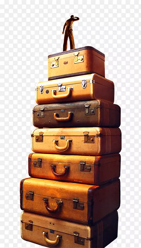 行李箱、行李箱、老式服装、旅行-有创意的人站在行李箱上