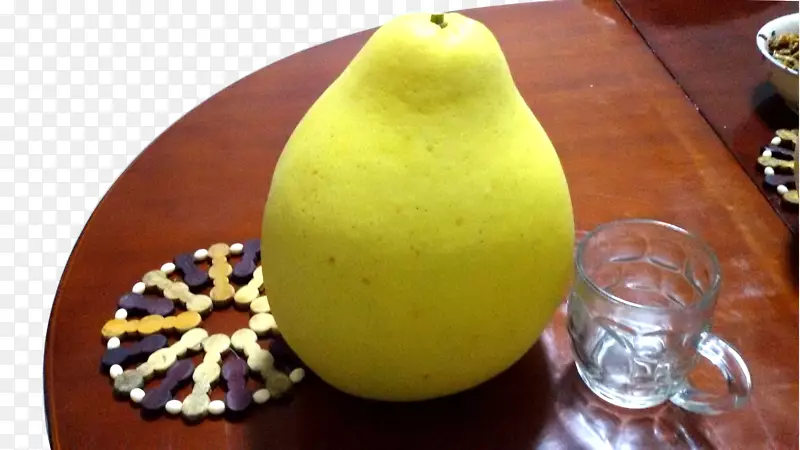 柚子桌-把柚子材料放在桌子上
