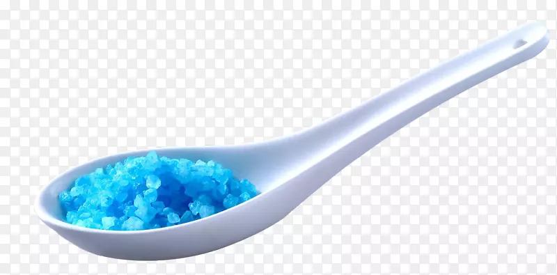 汤匙盐蓝色水晶-勺子中的蓝色结晶盐