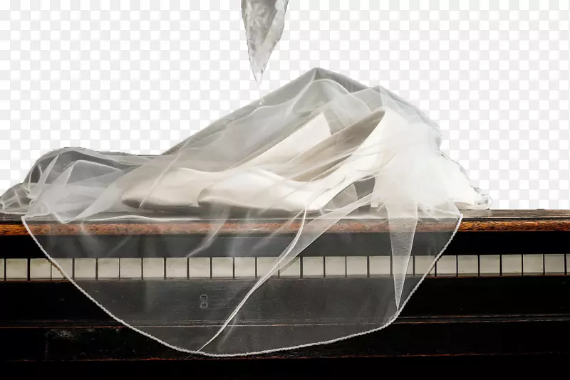 婚纱-白色围巾和钢琴