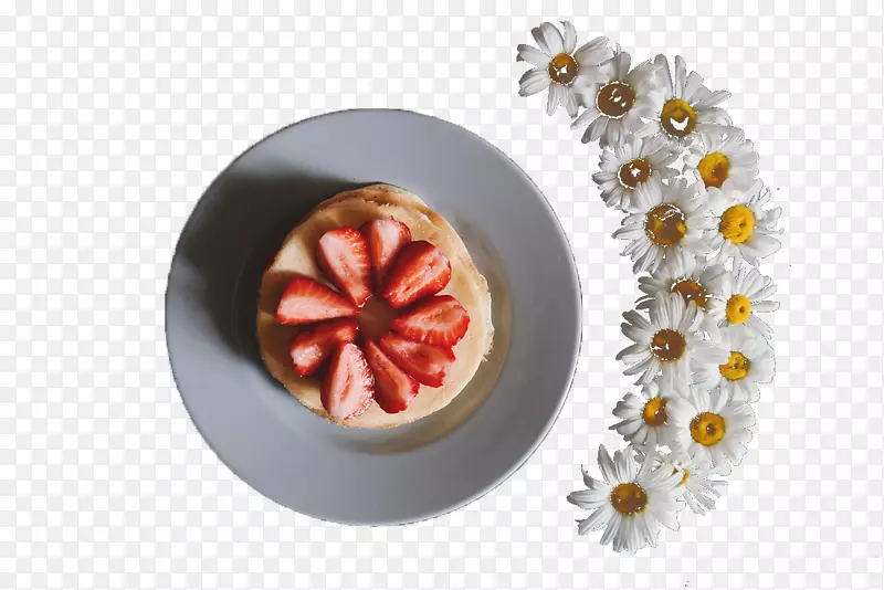 奶昔提拉米苏薄饼草莓奶油蛋糕一盘水果蛋糕