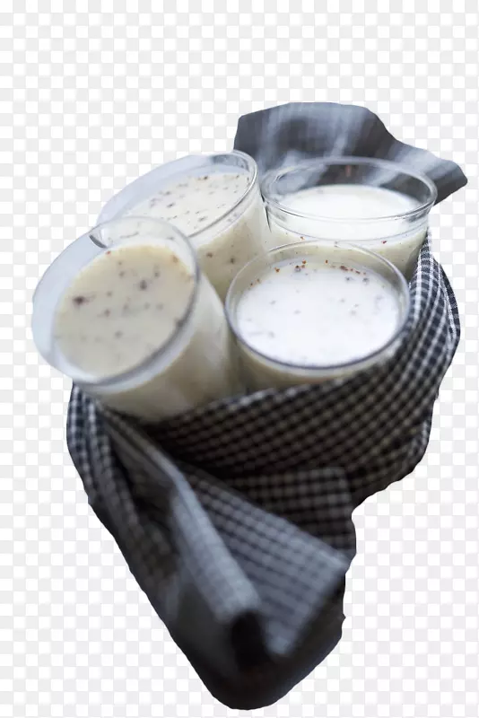 鸡尾酒椰奶潘纳塔明胶甜点-一种布与四杯冷冻椰奶