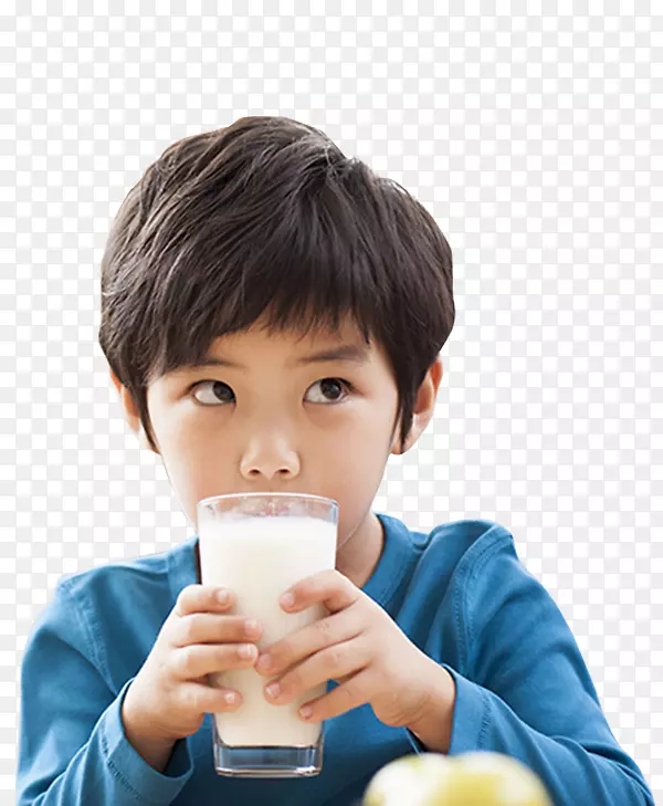 喝牛奶-小黑发男孩拿着一杯牛奶