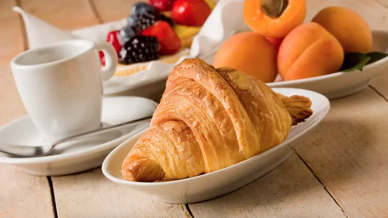 早餐特拉帕尼牛角面包红樱桃早午餐Сroissant