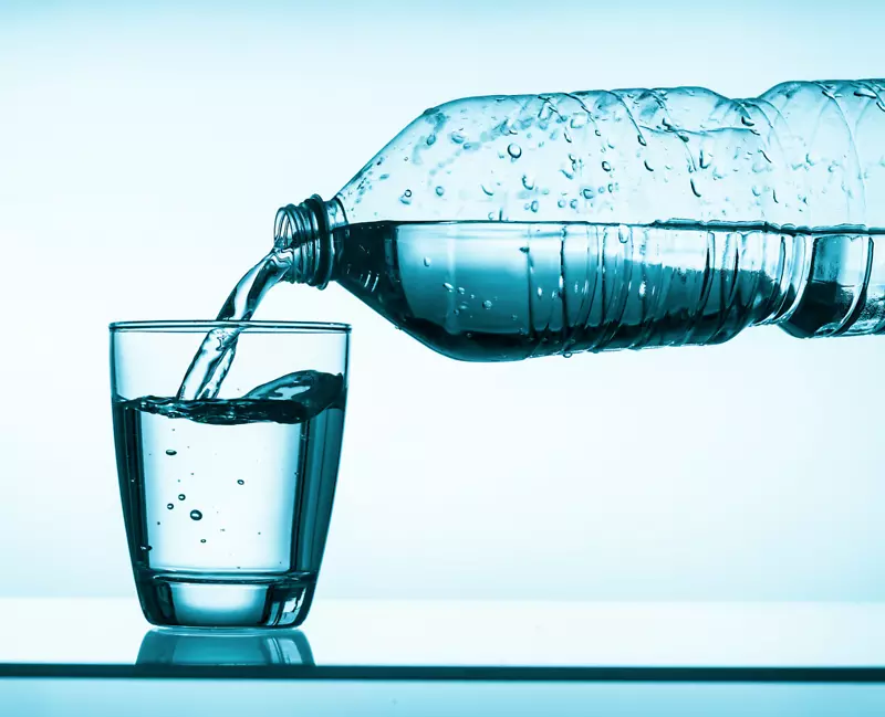 汽水，茶，碳酸水，瓶装水.水玻璃