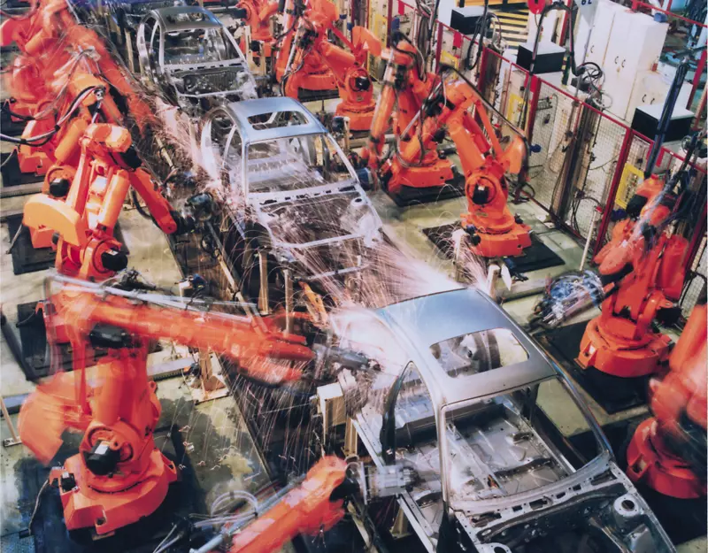 工业机器人装配线机器人生产线-工业工人和工程师