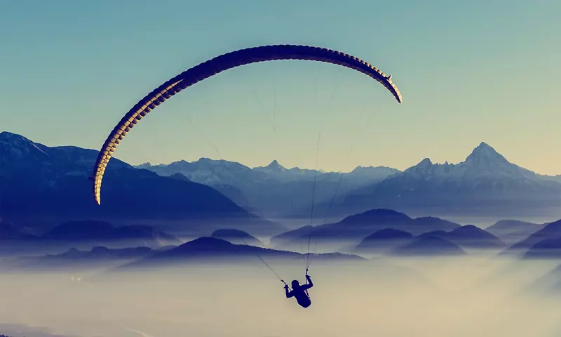 比尔、喜马恰尔邦、马纳利邦、喜马恰尔邦、索兰山谷飞行滑翔伞-降落伞