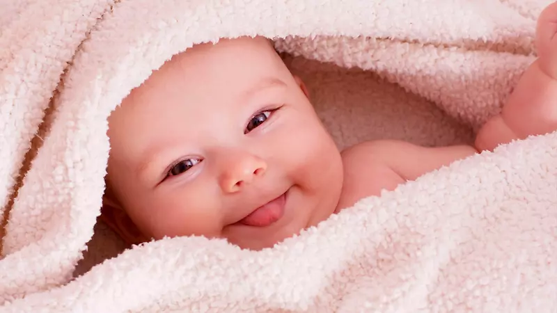 婴儿暴躁的婴儿牙齿微笑-婴儿
