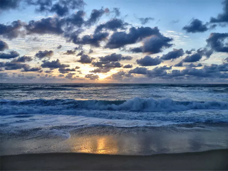 巴拿马城海滩晚霞水面风浪海洋日落
