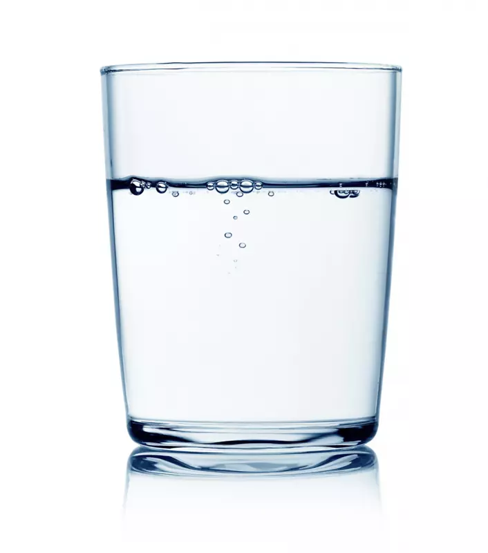 饮用水玻璃杯矿泉水