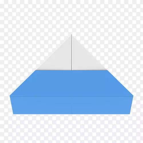 三角金字塔折纸船在水中