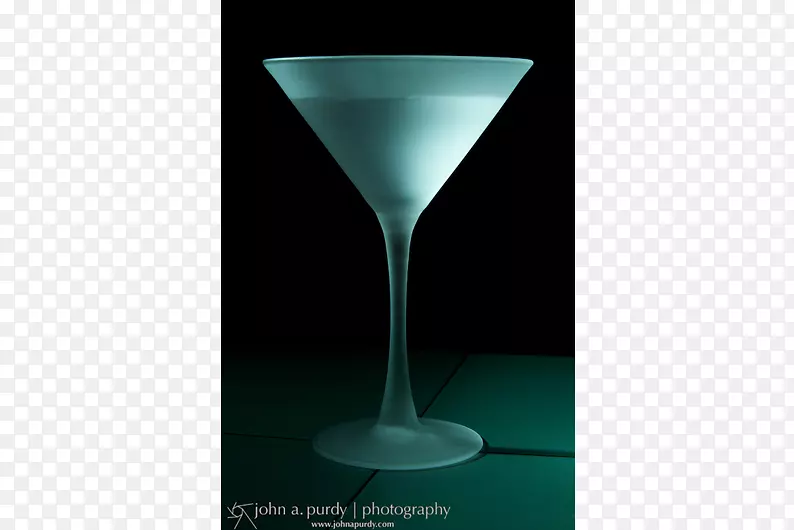 马提尼酒杯鸡尾酒玻璃肖像-灯光闪耀的讲台海报背景