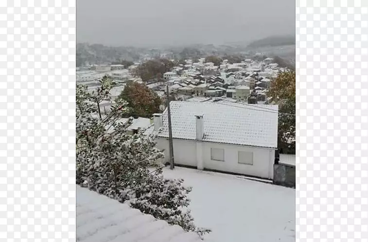 郊区建筑雪地屋面记者