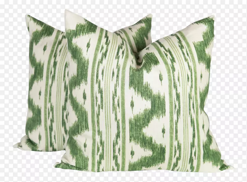 把枕头扔到绿色的伊卡特枕头上