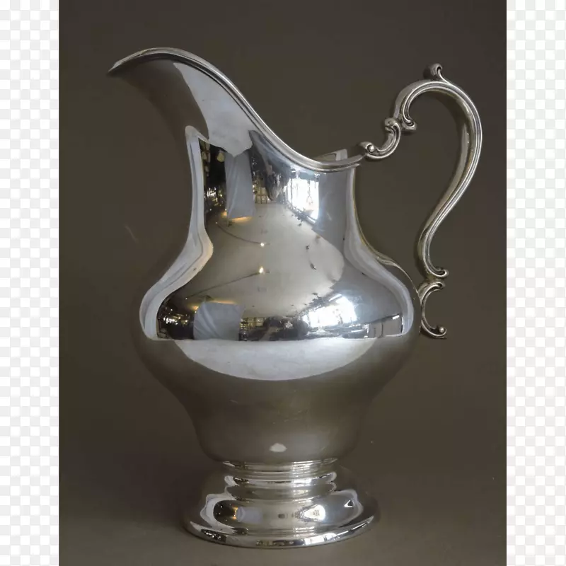 贝尔纳迪的古董罐里装着纯银花瓶水
