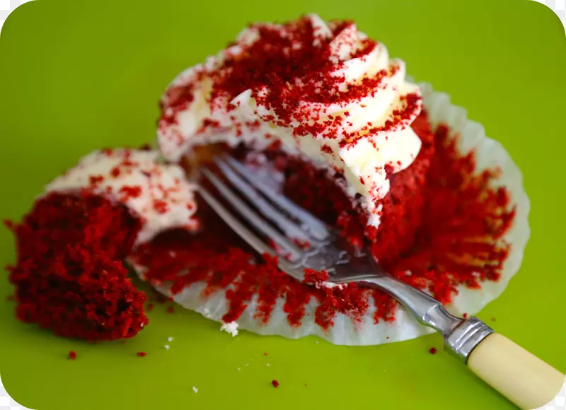 红天鹅绒蛋糕纸杯蛋糕玉兰花面包店