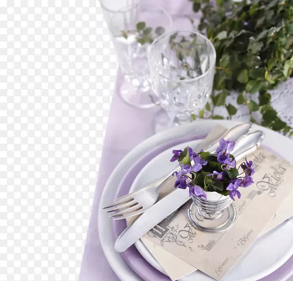 紫色系桌布和刀叉