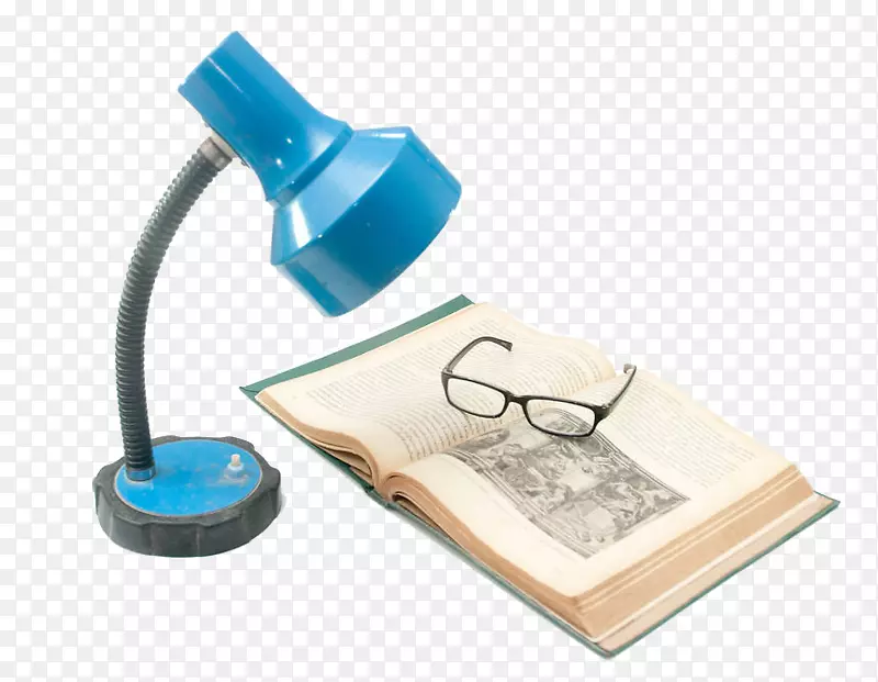 台灯下的书本与眼镜