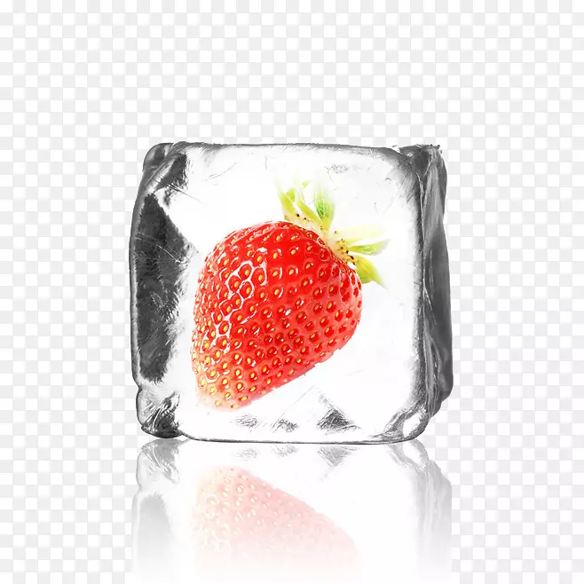 透明冰块里的草莓图片