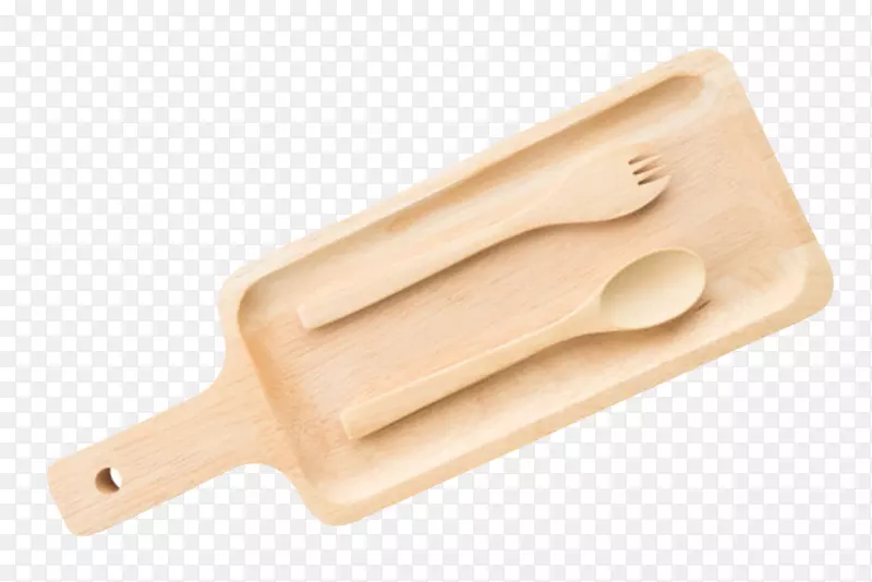 木质砧板上的勺子和叉子
