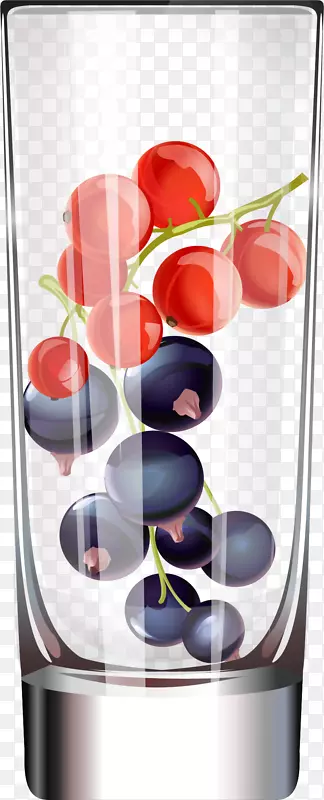 装有蔓越莓黑莓的玻璃杯
