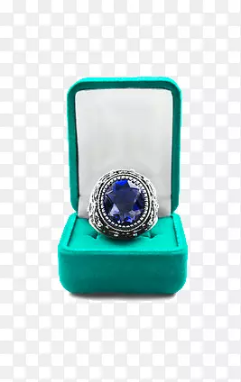 蓝色礼盒里的戒指