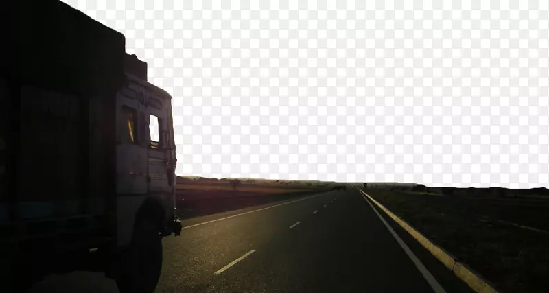 黑色公路上行驶的货车