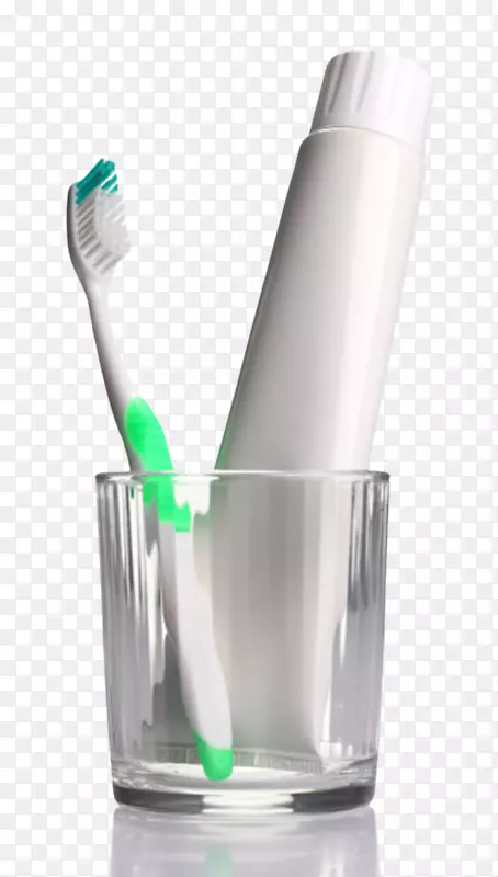 透明玻璃杯里的牙刷和牙膏管实物