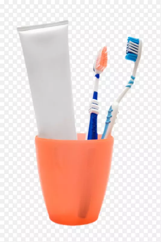 红色塑料杯里的两个牙刷和牙膏管