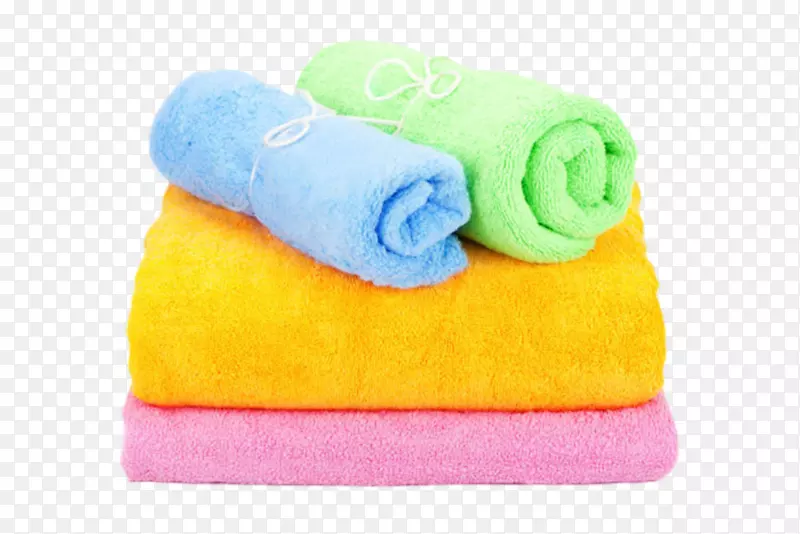 绿蓝色卷着的毛巾和黄紫色毛巾层