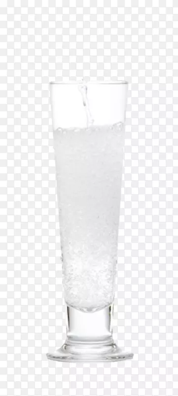 透明玻璃水杯里的苏打气泡水实物