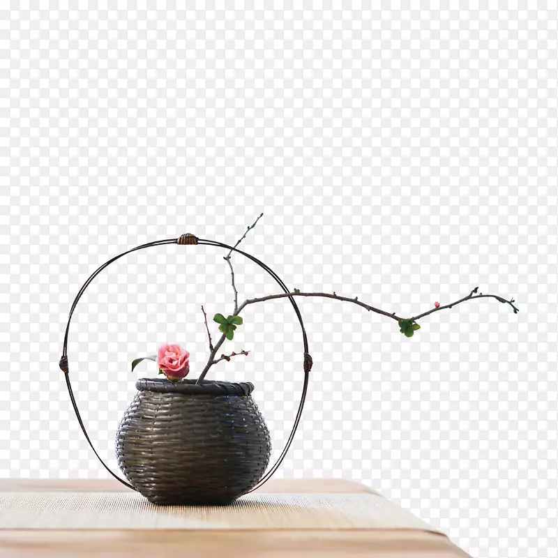 桌子上的花篮