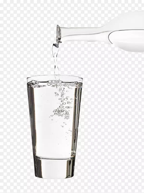 透明解渴倒出到水杯里气泡的塑料