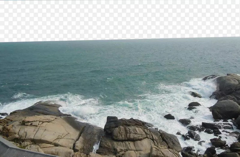 海浪冲洗岸边的石头