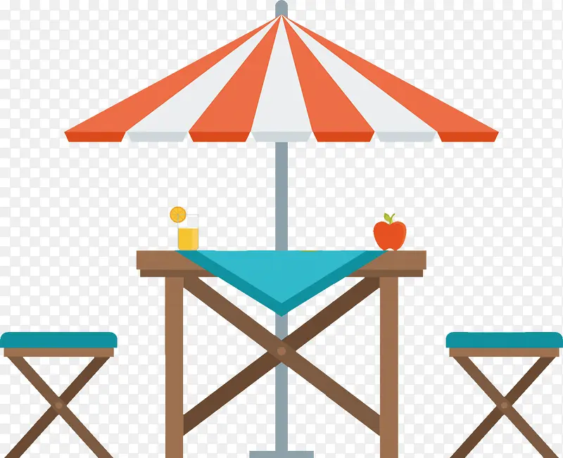 条纹图案太阳伞和果汁