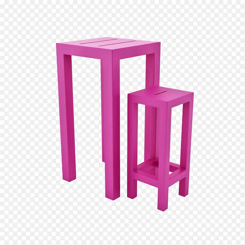 两个粉红色塑料凳子