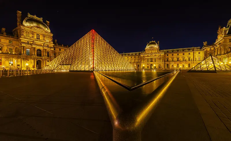 夜晚灯火通明的卢浮宫