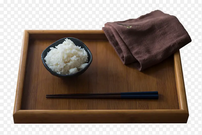 木盘子里的白色米饭