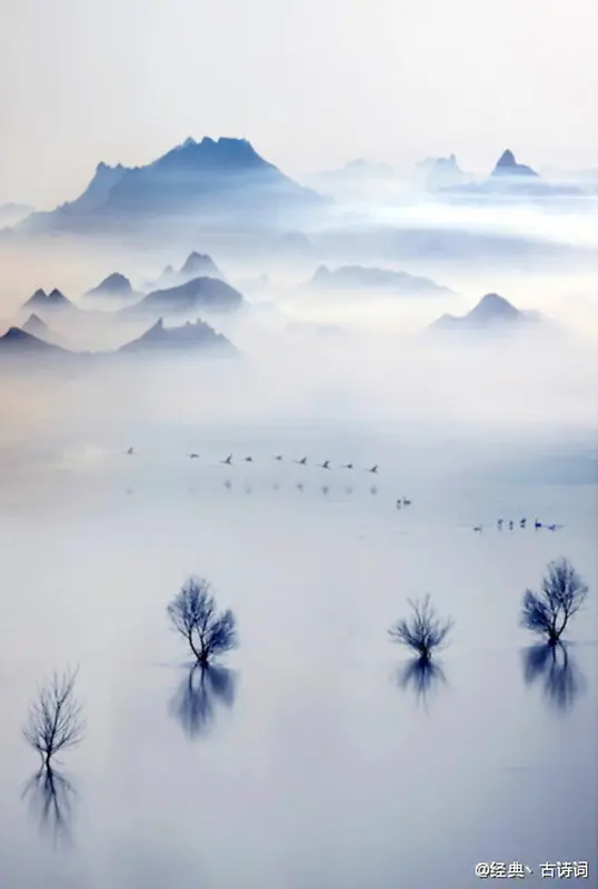 云雾缭绕的群山峻岭