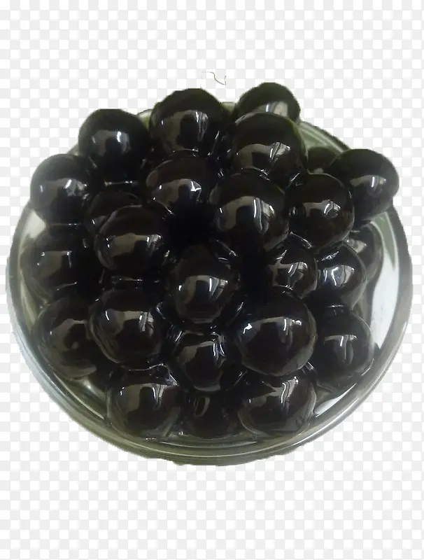 透明玻璃杯里满满的黑色珍珠豆俯
